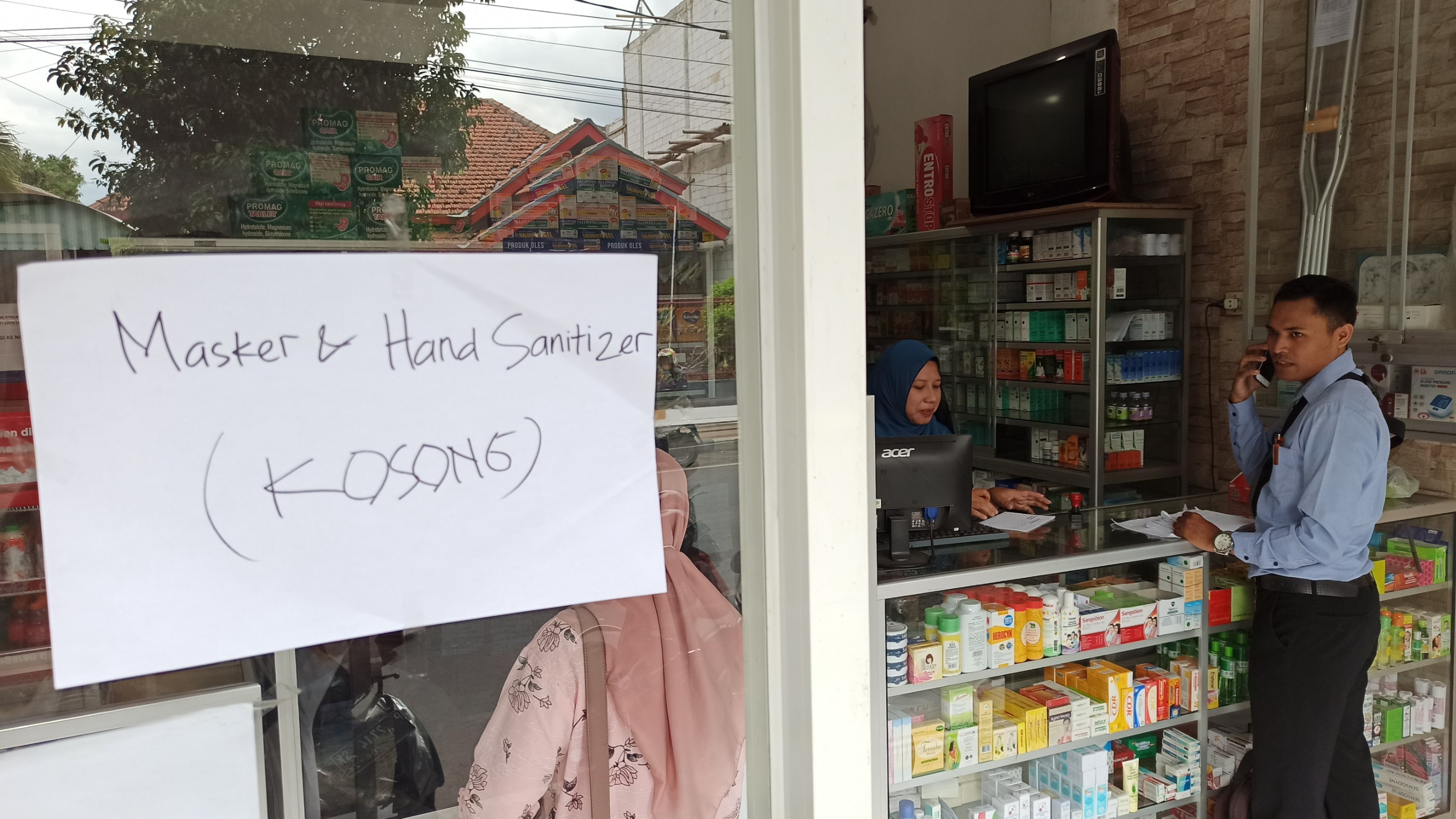 Pengumuman yang ditempel salah satu apotek di Jalan Kolonel Sugiono Banyuwangi. (Foto: Hujaini/Ngopibareng.id)