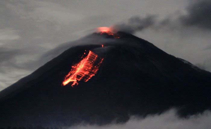 Guguran lava pijar Gunung Semeru terlihat dari Desa Pranajiwo, Lumajang, Jawa Timur, Rabu malam. (Foto:Antara/Umarul Faruq)