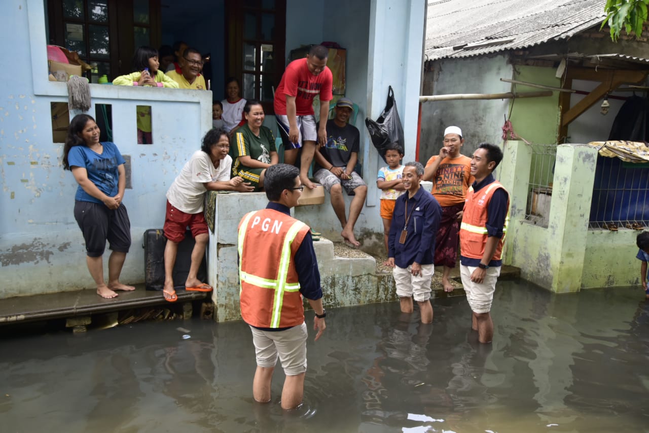 PGN menyalurkan bantuan untuk warga di Kelurahan Sukapura, Kecamatan Cilincing, Jakarta Utara, Kamis 2 Januari 2020