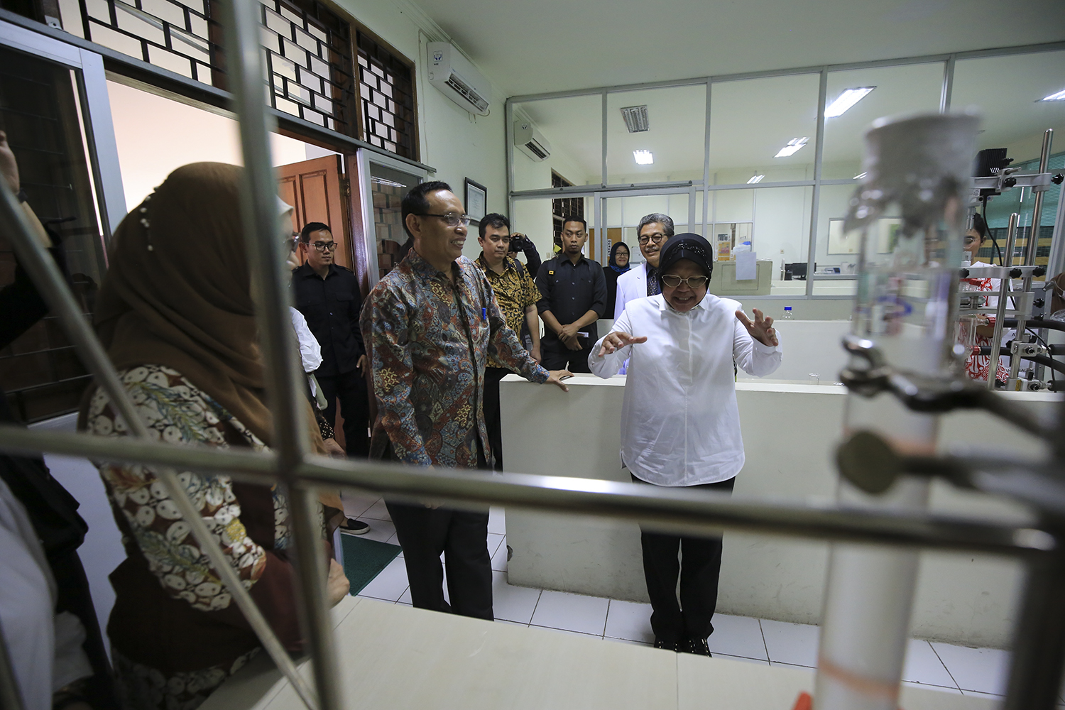 Walikota Surabaya saat berkunjung ke Tropical Disease Center Unair. (Foto: Dokumentasi Protokol Unair)
