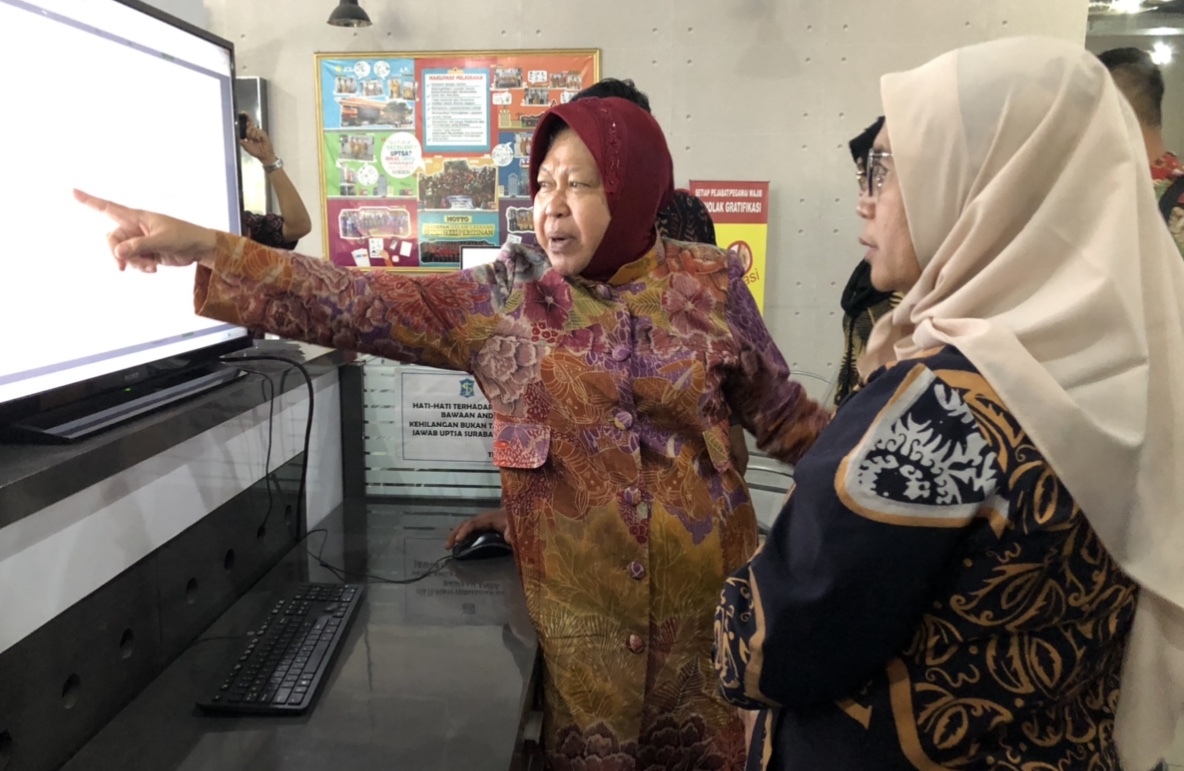 Risma menunjukkan kepada Lili Pintauli cara kerja monitor yang menampung aduan masyarakat Surabaya. (Foto: Andhi Dwi/Ngopibareng.id)
