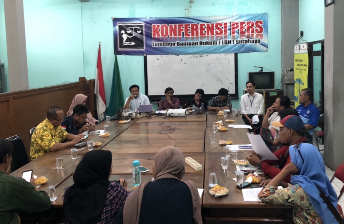 Bersama dengan Walhi, Buruh dan LBH. BEM SI Jatim sedang melakukan Konfrensi Pers di Kantor LBH Surabaya
