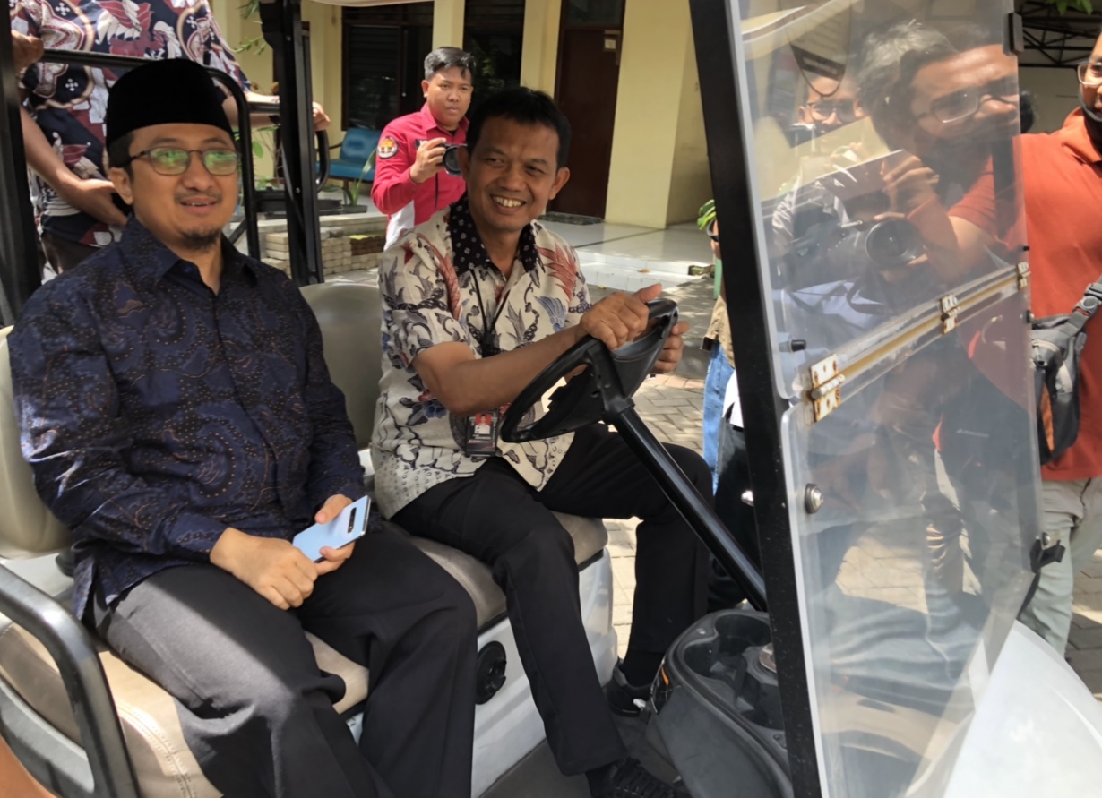 Ustaz Yusuf Mansur menuju ruang pemeriksaan bersama AKBP Sudamiran (Andik Dwi/Ngopibareng.id)