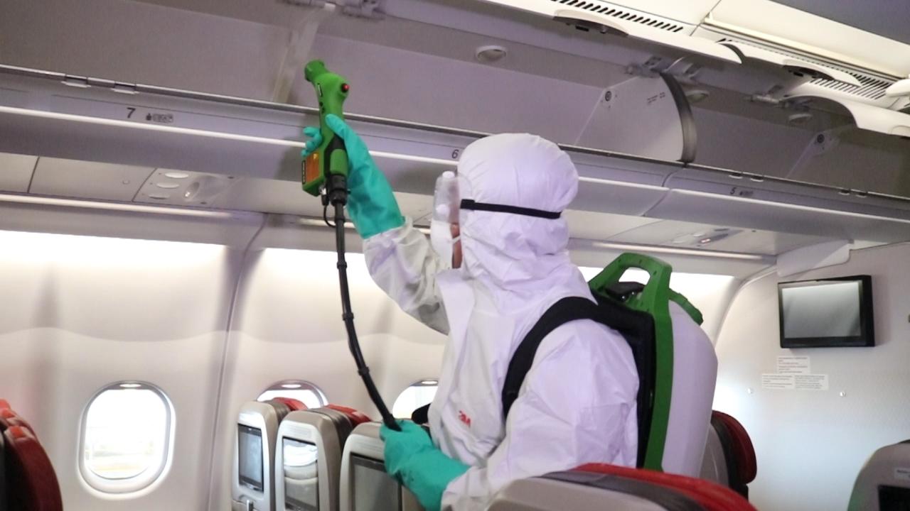 Proses pembersihan pesawat dengan menggunakan desinfektan. (Foto: Lion Air)