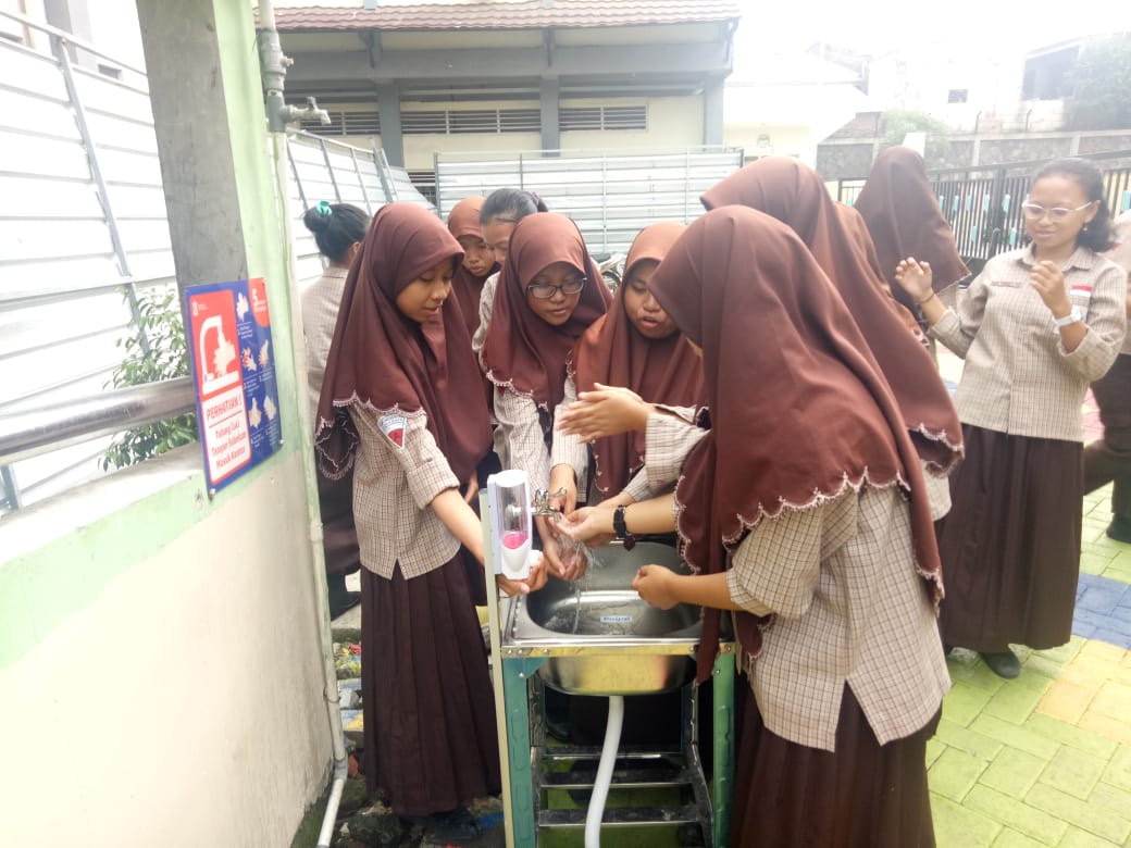 Wastafel portable yang dipasang Cipta Karya di fasilitas pendidikan. (Foto: dok Cipta KArya Kota Surabaya)