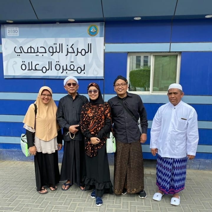 KH Ahmad Mustofa Bisri bersama putra menantunya, Ulil Abshar Abdallah dan putrinya, Ienas Tsuroiya saat di Makkah. (Foto: Istimewa)