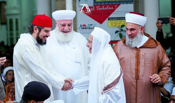 Habib Luthfi bin Ali bin Hasyim bin Yahya bersama ulama sufi dunia. (Foto: Istimewa)