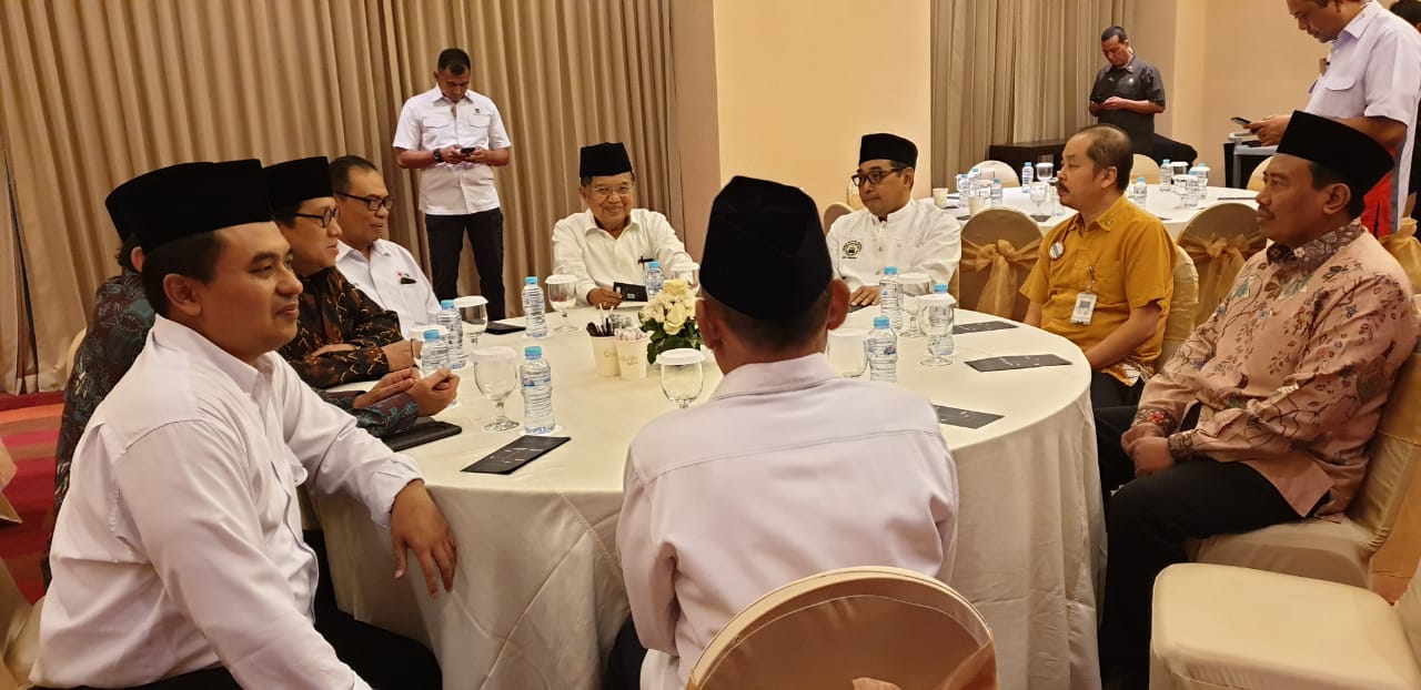 Ketua DMI Pusat HM Jusuf Kalla didampingi Ketua DMI Kota Surabaya, Arif Afandi bersama jajaran pengurus lainnya. (Foto: Vian for Ngopibareng.id)