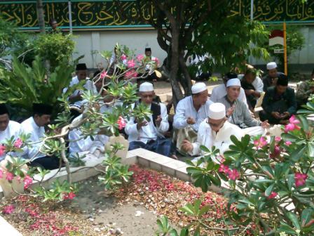 Ketika para kiai ziarah di Makam KH Hasyim Asy'ari di Tebuireng Jombang. (Foto: Dok/Ngopibareng.id)