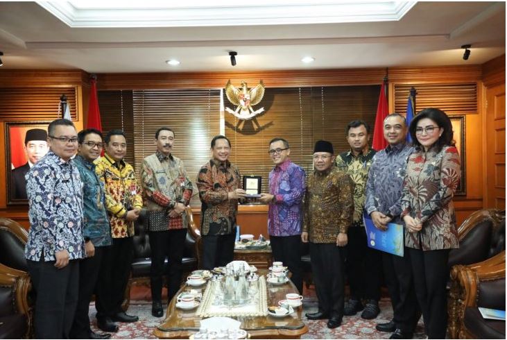  Ketua Umum Apkasi Abdullah Azwar Anas (lima kanan) dan Mendagri Tito Karnavian (lima kiri) bersama sejumlah bupati di Jakarta, Jumat 6 Maret 2020. (Foto: Antara/Humas Pemkab Banyuwangi)