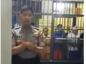 Tangkapan layar polisi imami shalat tahanan di Polres Sukabumi. (Foto: Instagram)
