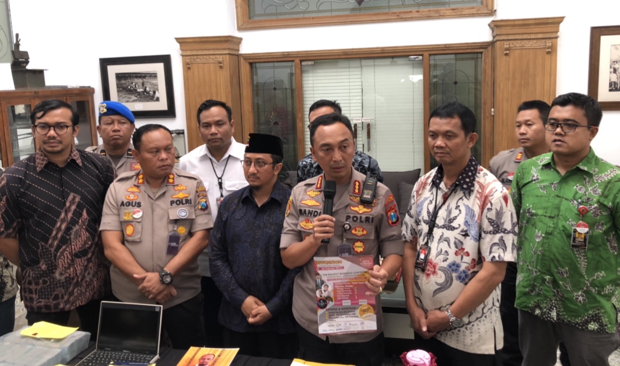 Kombes Sandi Nugroho ketika merilis kasus di Mapolrestabes Surabaya, kemarin (Andhi Dwi/Ngopibareng.id)