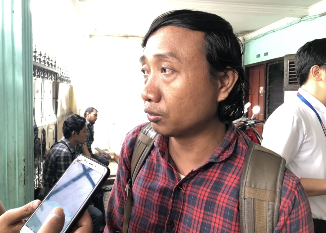 Rere Christianto, selaku direktur Walhi, ketika mengunjungi kantor LBH Surabaya (Andhi Dwi/Ngopibareng.id)