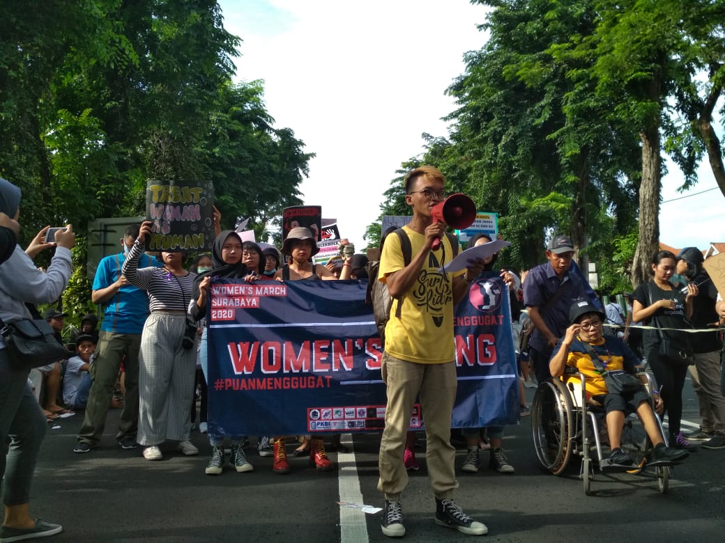 Para aktivis perempuan, tengah mengadakan aksi Women March Day di taman Bungkul pagi tadi