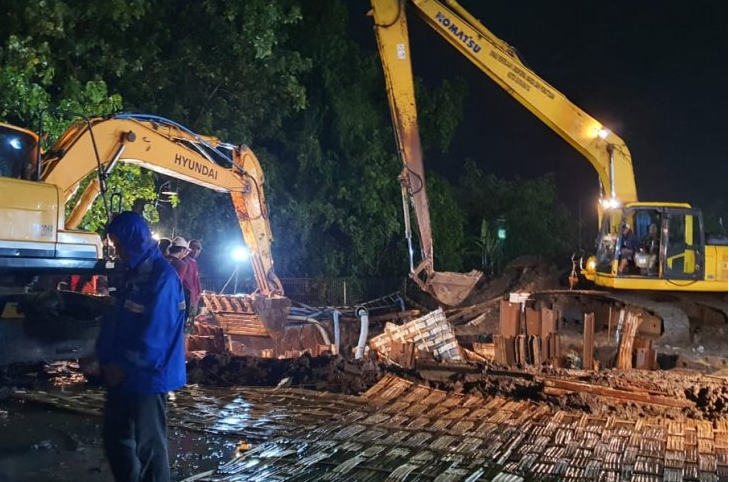 Perbaikan pipa milik Perusahaan Daerah Air Minum (PDAM) Surya Sembada yang mengalami kerusakan akibat pengerjaan tiang pancang proyek di sekitar Purimas Gunung Anyar, Kota Surabaya, Jatim, Minggu 8 Maret 2020. (Foto: Antara/Humas Pemkot Surabaya)