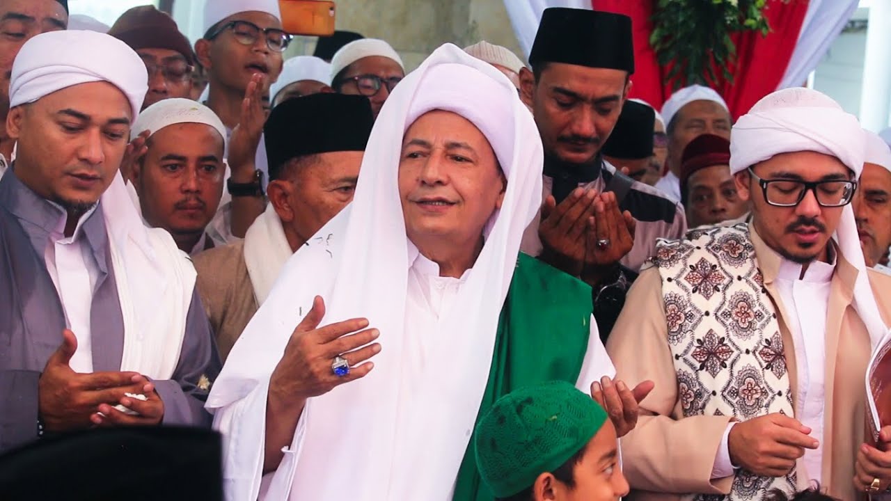 Habib Luthfi bin Yahya di antara para jamaah di Kanzus Shalawat, Pekalongan. (Foto: Istimewa)