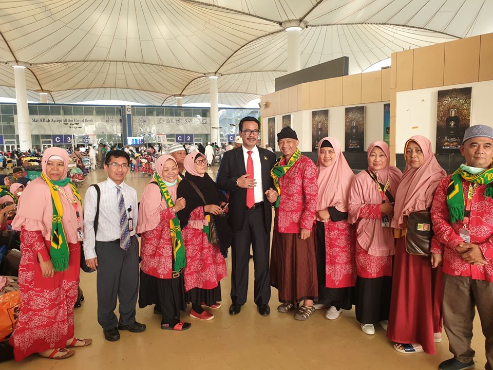 Agus Maftuh Abegebriel, Duta Besar RI untuk Arab Saudi bersama jamaah umrah dari Indonesia. (Foto: Istimewa)