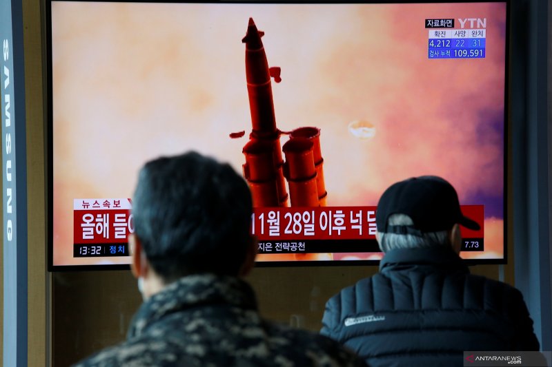 Warga menonton tv menyiarkan berita mengenai Korea Utara yang menembakkan dua misil tak teridentifikasi, di Seoul, Korea Selatan. (Foto: Reuters/Antara)