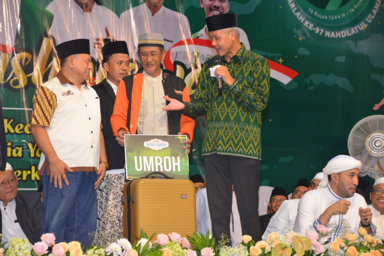 Gubernur Jawa Tengah Ganjar Pranowo saat memberikan hadiah Umroh Gratis. (Foto: Humas/Jawa Tengah)