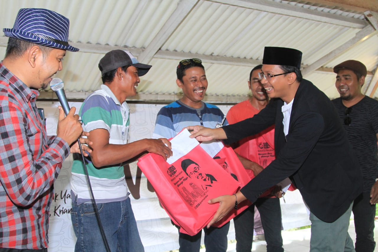Ahmad Muhdlor Ali (Gus Muhdlor) saat memberikan hadiah lomba Nyete Bersama Gus Muhdlor di Warung Kopi Mak Yam. (Foto: Istimewa)