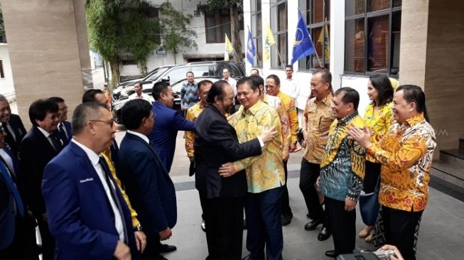 Ketua Umum Partai NasDem Surya Paloh disambut Ketua Umum Partai Golkar Airlangga Hartarto. (Foto: Istimewa)