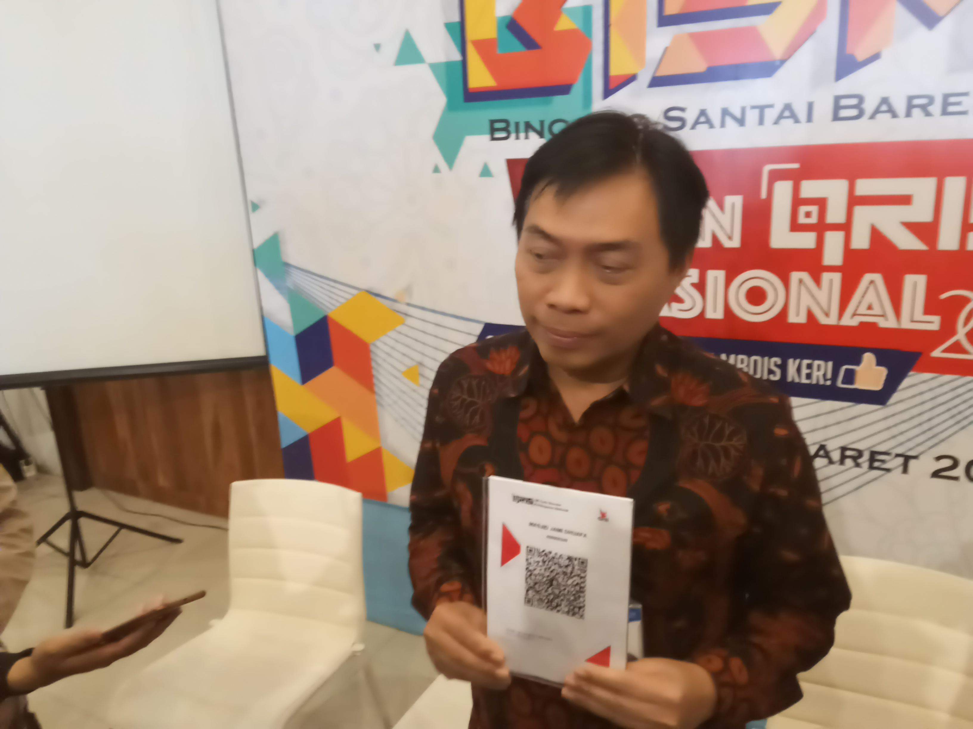 Kepala BI Perwakilan Malang, Azka Subhan saat memperlihatkan barcode amal Masjid Jami'Kota Malang (Foto: Lalu Theo/Ngopibareng.id)