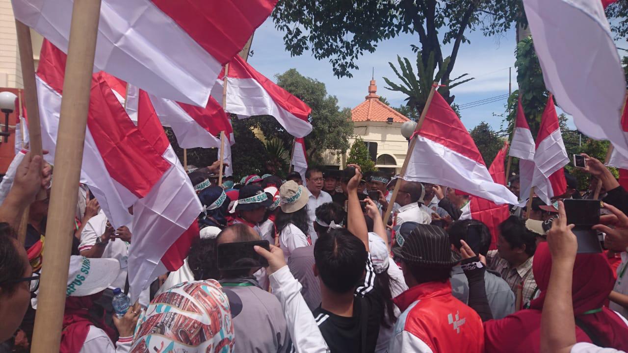Puluhan warga padati Gedung DPRD Kota Surabaya tadi pagi. (Foto: Andhi Dwi/Ngopibareng.id)
