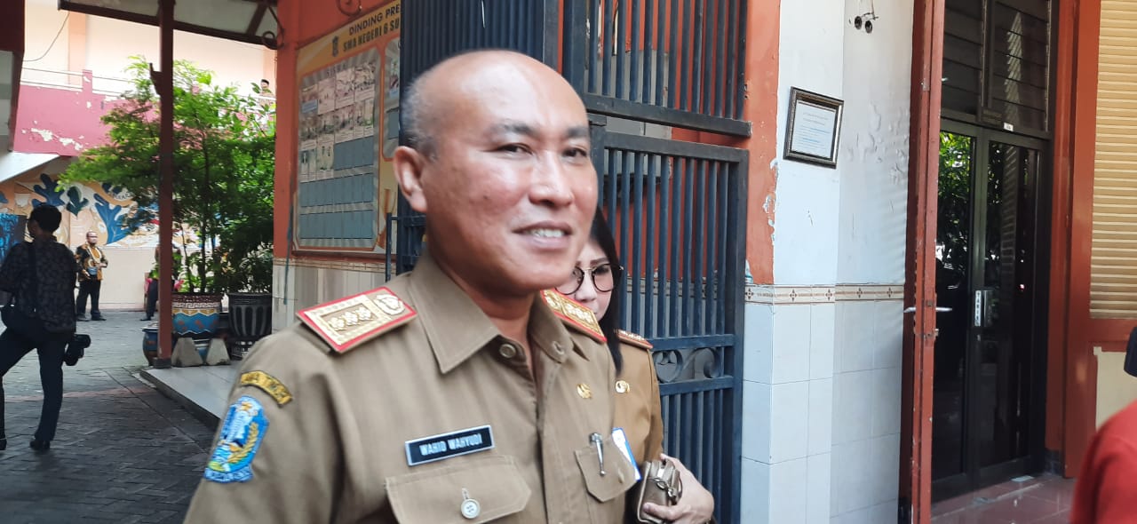 Kepala Dinas Pendidikan Provinsi Jawa Timur Wahid Wahyudi saat mengunjungi SMA Negeri 6 Surabaya. (Foto: Alief Sambogo/Ngopibareng.id)