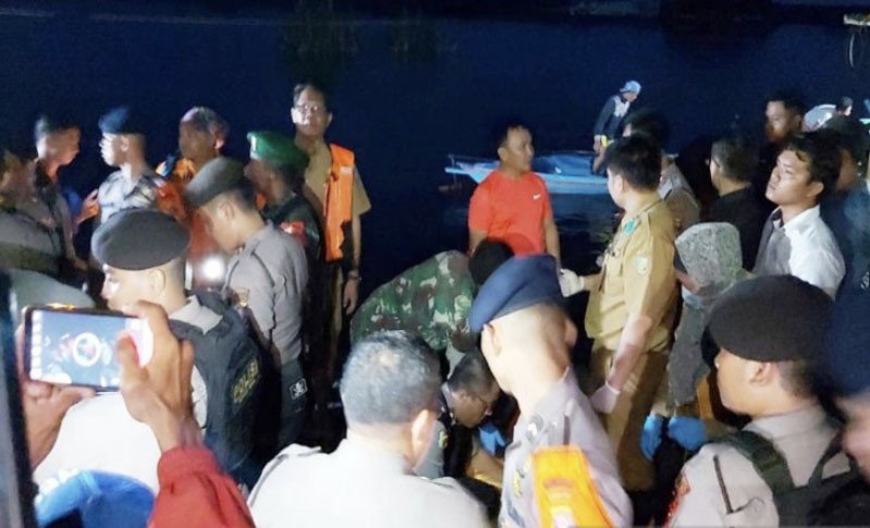 Petugas mengevakuasi korban kecelakaan Sungai Sebangau. (Foto: Antara)