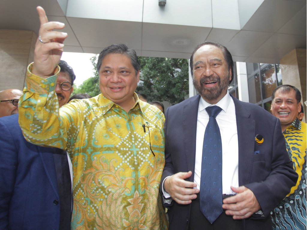 Ketua Umum Partai Golkar Airlangga Hartarto (kedua kiri) menyambut kedatangan Ketua Umum Partai NasDem Surya Paloh (ketiga kanan) di Kantor DPP Partai Golkar, Slipi, Jakarta Barat, Senin, 9 Maret 2020. (Foto: Antara/Reno Esnir)