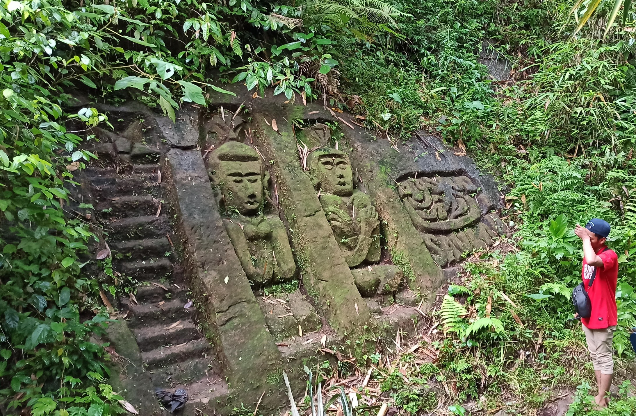 Relief Saulah yang ditemukan warga di sekitar bukit Sumber Kuro, Desa Segobang, Kecamatan Licin, Banyuwangi. (Foto: Muh. Hujaini/Ngopibareng.id)