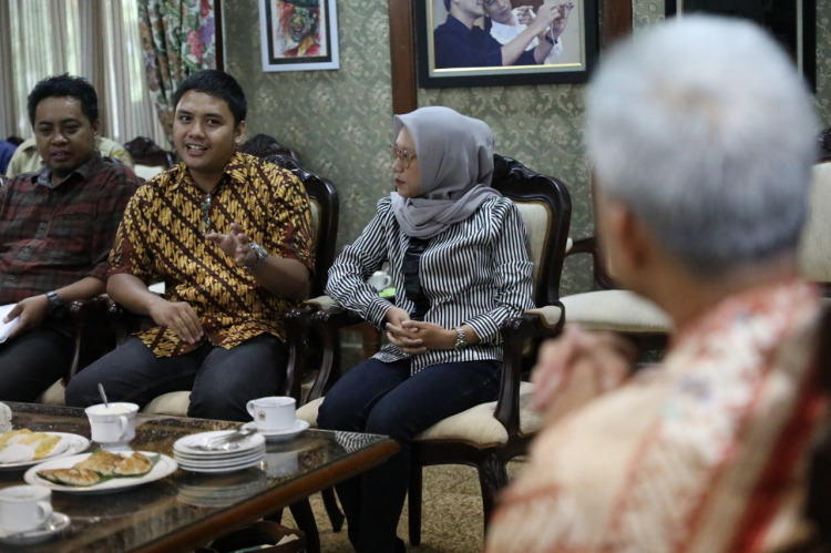 Gubernur Jawa Tengah Ganjar Pranowo saat menerima eks anggota ISIS. (Foto: Humas/Jawa Tengah)