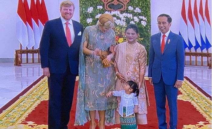 Presiden Jokowi bersama Ibu Negara  Iriana, mengajak cucunya, Sedah Mirah saat foto bersama  Raja dan Ratu Belanda, di Istana Kepresidenan Bogor, Selasa. (Foto: Netral)