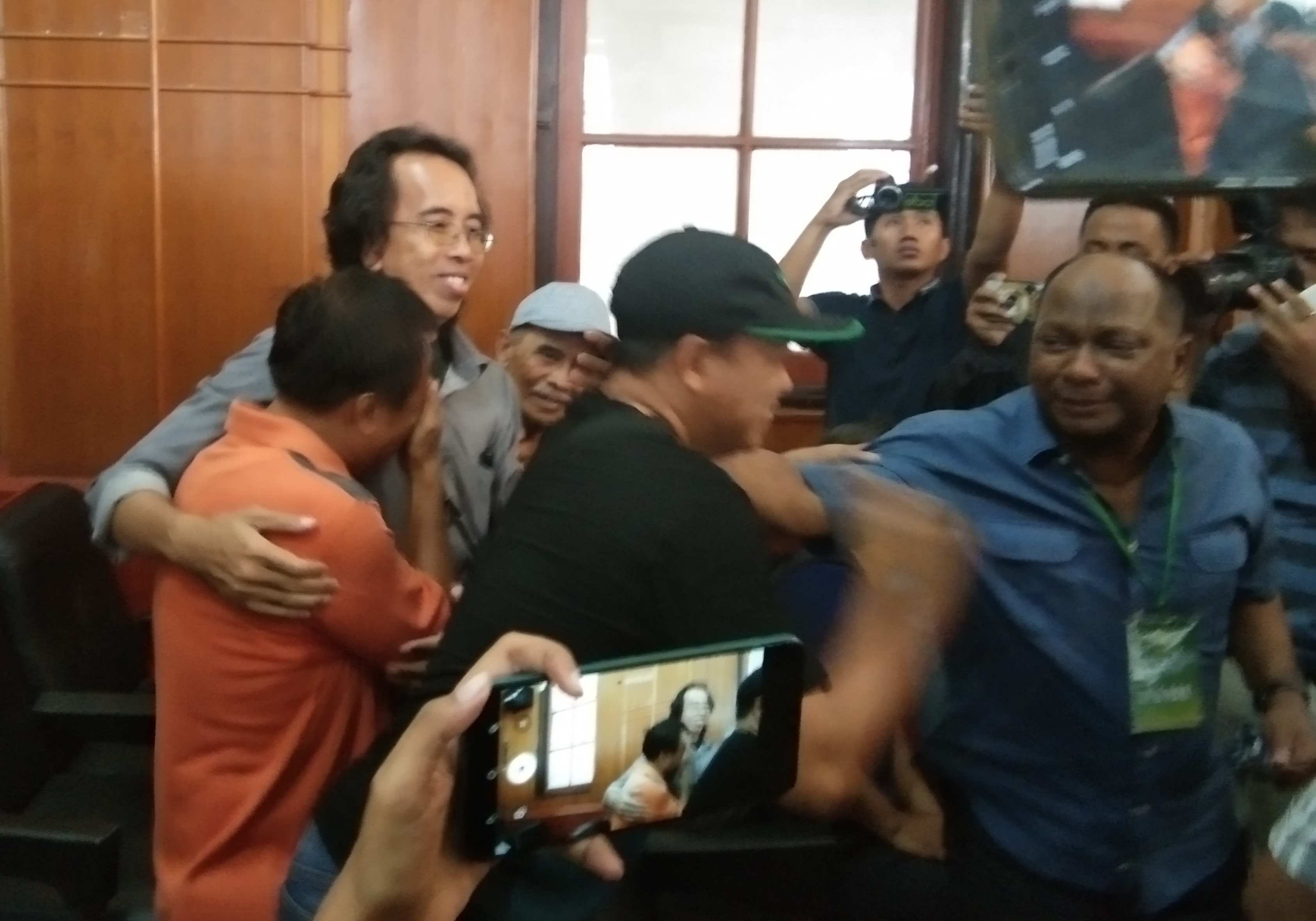 Tangis Haru Saleh Hanifa pecah (baju biru) saat Hakim Ketua menetapkan hak Wisma di Karanggayam milik Persebaya (Ni'am Kurniawan/Ngopibareng.id)