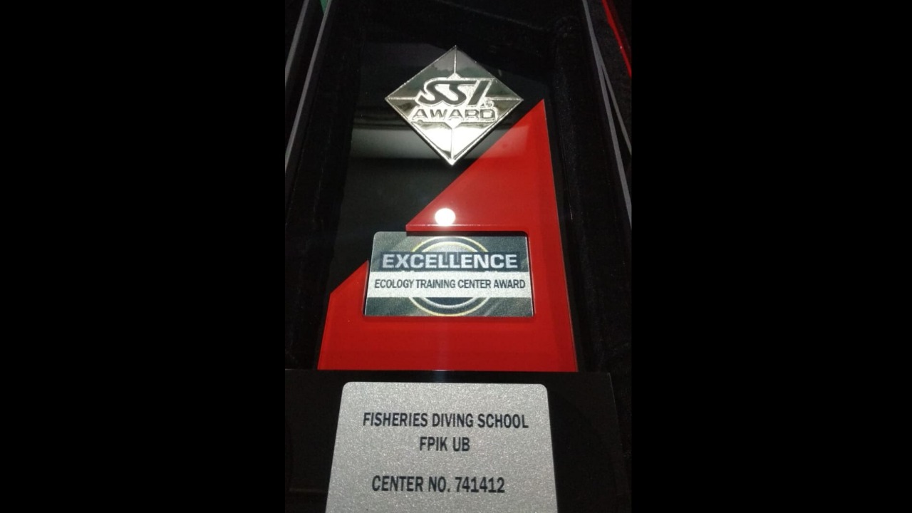 Penghargaan internasional untuk kategori Excellence Ecology Training Centre Award dari Scuba School Internasional (SSI) Indonesia. (Foto: Lalu Theo/Ngopibareng.id)