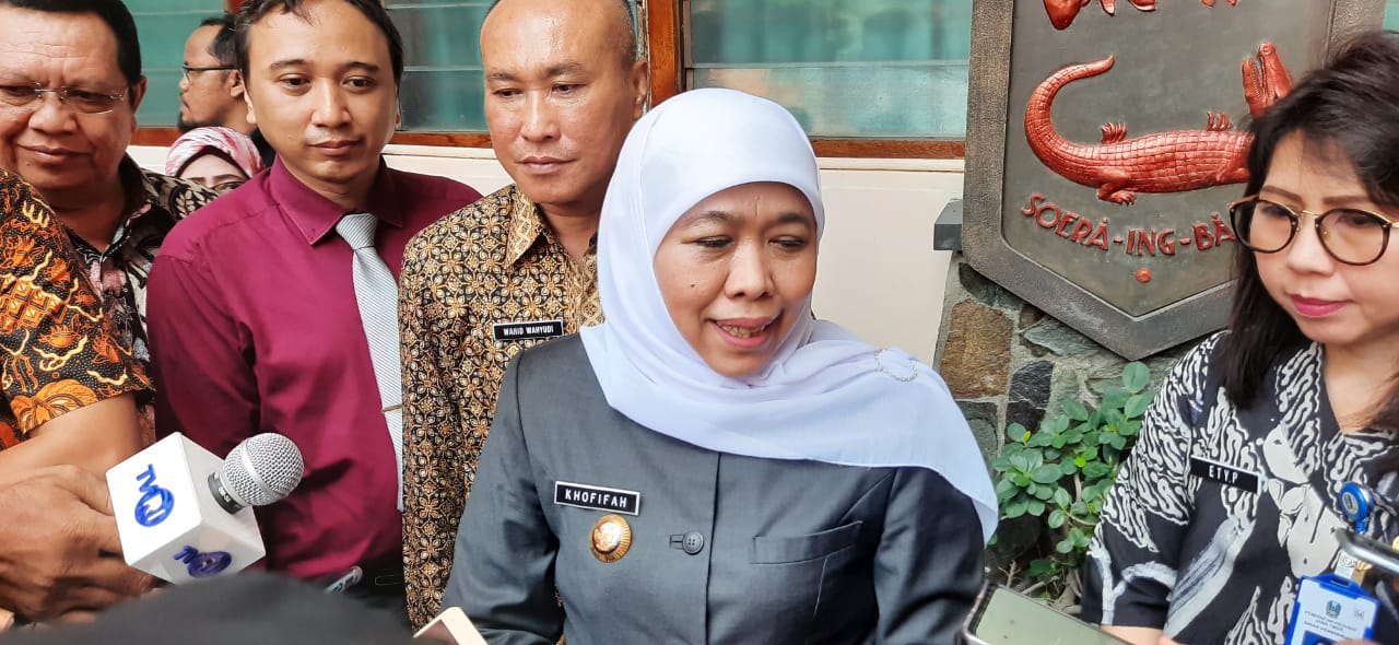 Gubernur Jawa Timur Khofifah Indar Parawansa saat sidak di SMA Trimurti Surabaya. (Foto: Alief/Ngopibareng.id)