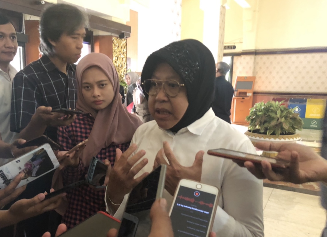 Tri Rismaharini, diwawancara oleh awakmedia, setelah ditemui Ketua PN Surabaya (Andhi Dwi/Ngopibareng.id)
