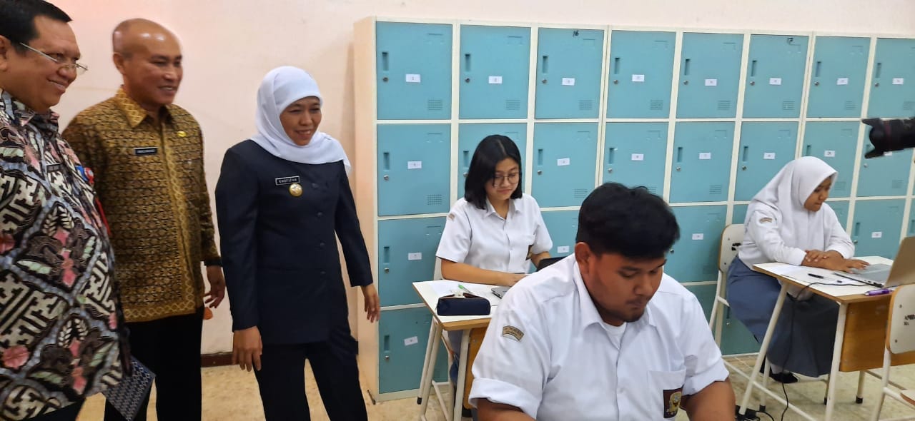 Gubernur Jawa Timur saat meninjau SMA Trimurti Surabaya. (Foto: Alief Sambogo/Ngopibareng.id)