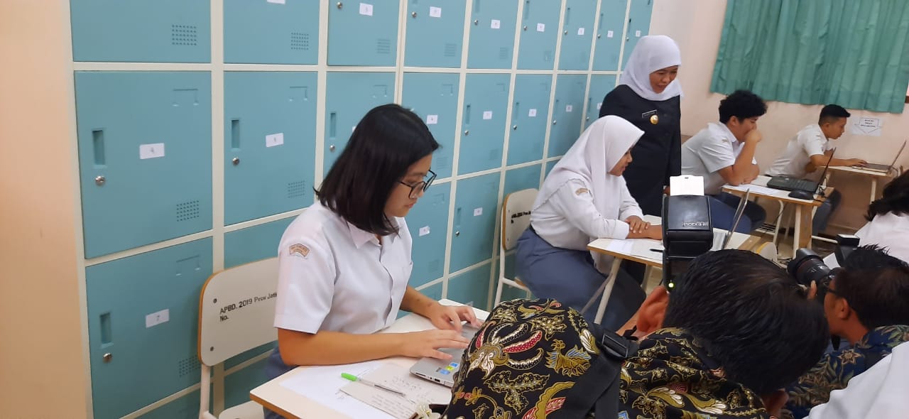 Gubernur Jawa Timur Khofifah Indar Parawansa saat meninjau ujian di SMA Trimurti Surabaya. (Foto: Alief Sambogo/Ngopibareng.id)