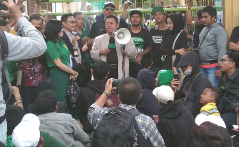 Kuasa Hukum Persebaya, Mochamad Yusron Marzuki, saat menemui Bonek Mania di depan Kantor Pengadilan Negeri Surabaya, Selasa 10 Maret 2020. (Foto: Ni'am Kurniawan/Ngopibareng.id)