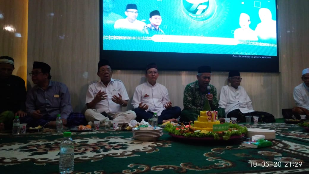 Wakil Rais Syuriah PWNU Jatim KH Anwar Iskandar bersama Ketua PWNU Jatim KH Marzuki Mustamar. (Foto: NU for Ngopibareng.id)