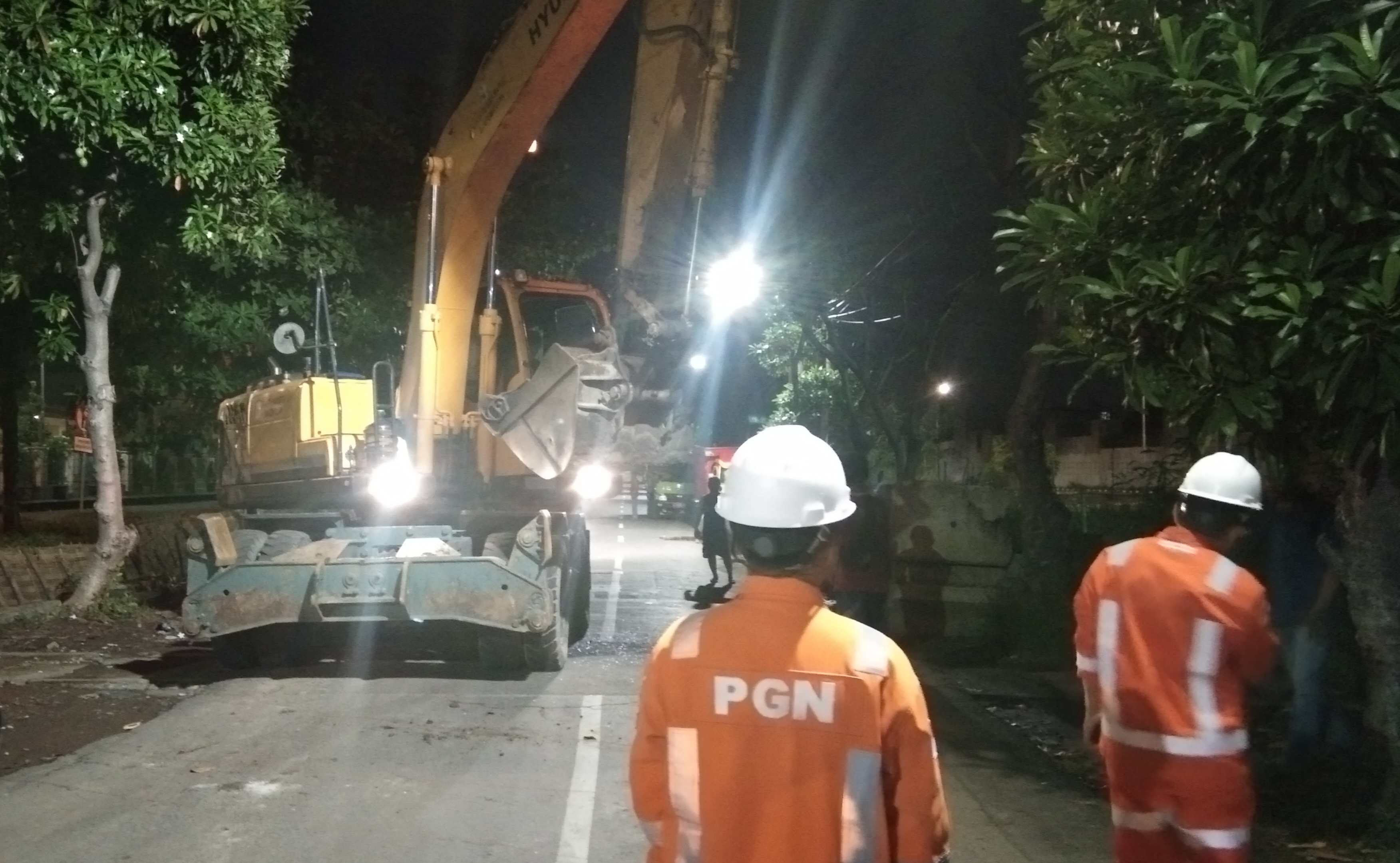 Pengawas dari PT. PGN mengawasi pengerjaan box culvert oleh Pemerintah Kota Surabaya di Jalan Pandugo. (Foto: Ni'am Kurniawan/Ngopibareng.id)