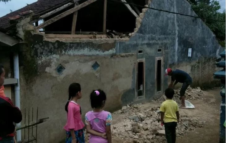 Anak-anak melihat kondisi rumah yang rusak akibat bencana gempa bumi yang terjadi di Kabupaten Sukabumi, Jawa Barat, Selasa 10 Maret 2020. (Foto: Antara/Aditya Rohman)