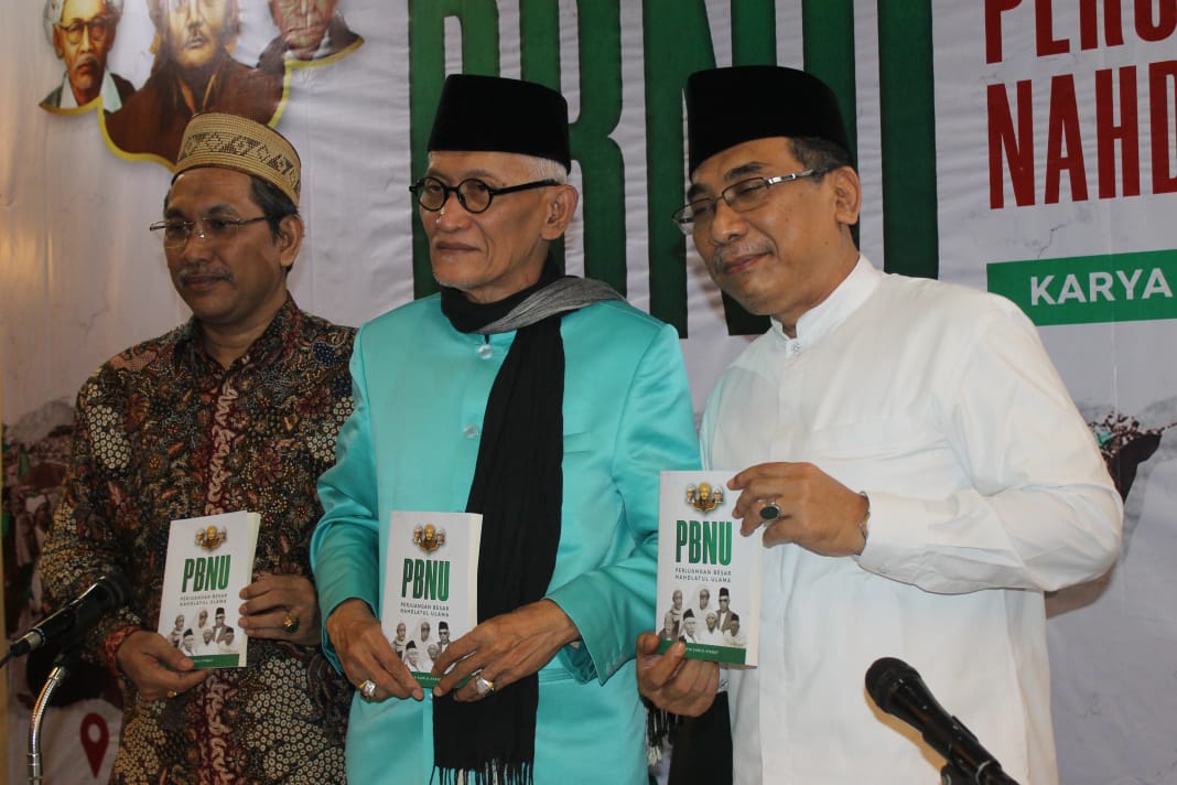 KH Miftachul Akhyar (tengah) dan Gus Yahya di PBNU, Jakarta. (Foto: Asmanu/Ngopibareng.id)