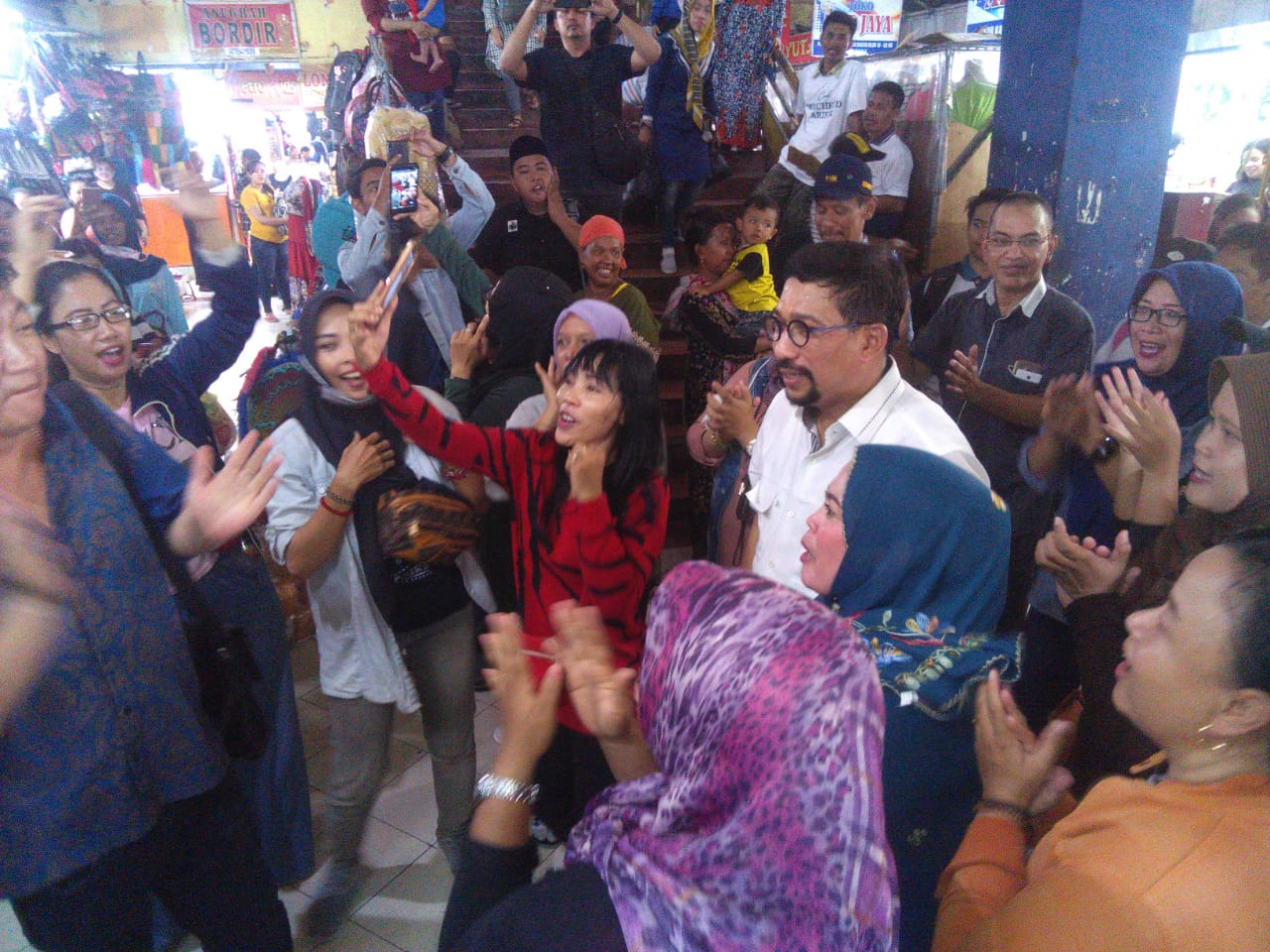 Machfud Arifin, bakal calon Walikota Surabaya disambut pembeli dan pedagang Pasar Kapasan, Surabaya, Rabu, 11 Maret 2020. (Foto: Istimewa)