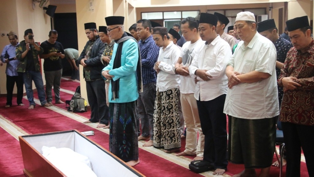 Shalat jenazah diimami Rais Am PBNU KH MIftachul Akhyar di PBNU Jakarta. (Foto: Istimewa)