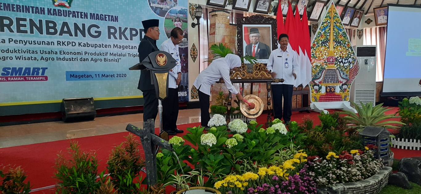 Gubernur Jawa Timur Khofifah Indar Parawansa saat hadir di acara Musrenbang RKPD Kabupaten Magetan. (Foto: Alief Sambogo/ngopibareng.id)
