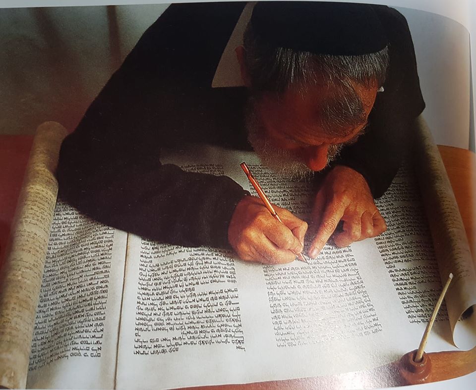 Seorang pengkaji manuskrip Surat Nabi yang dimuat dalam sebuah tulisan akademik karya Dr. Muhammad Hamidullah. (Foto: Istimewa) 