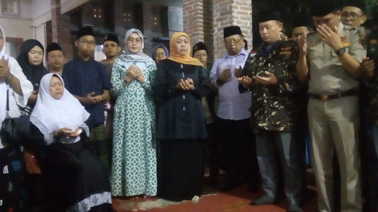 Gubernur Jatim Khofifah Indar Parawansa saat memberi penghormatan terakhir untuk almarhum Alfa Isnaeni di Tulungagung. (Foto: Istimewa)