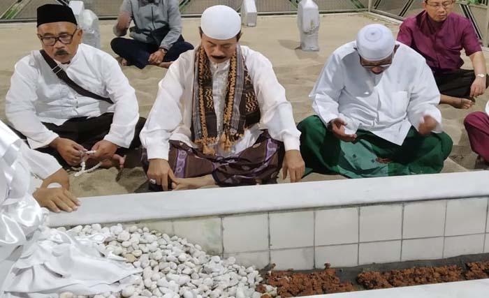Fattah Jasin (tengah) dan Imim Utomo (kanan) berdoa di makam Sunan Ampel, Rabu malam. (Foto:Istimewa)